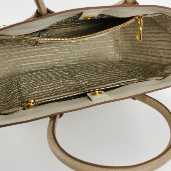 Prada - Picture 5 of 12